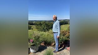 Dr. Ludwig Schoener lebt in Schwarzach wie in einer kleinen Wellnessoase. Ein Erholungsort, den sich sein Herz mehr als verdient hat. Dr. Ludwig Schoener lebt in Schwarzach wie in einer kleinen Wellnessoase. Ein Erholungsort, den sich sein Herz mehr als verdient hat.