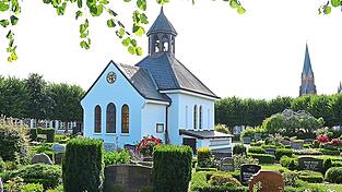 Erst seit 1876 steht die Kapelle im Mittelpunkt des Friedhofs mit seinen rund 170 Gräbern. Im Hintergrund der Turm des St. Petri-Doms der Stadt Schleswig. Erst seit 1876 steht die Kapelle im Mittelpunkt des Friedhofs mit seinen rund 170 Gräbern. Im Hintergrund der Turm des St. Petri-Doms der Stadt Schleswig.