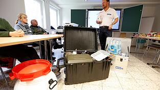 Ein Instruktor informiert über die Notbevorratung für den Fall eines Blackouts. Ein Instruktor informiert über die Notbevorratung für den Fall eines Blackouts.