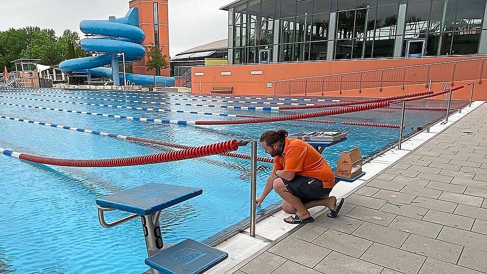 EINBAHN-SCHWIMMSTRASSE: Die Trennleinen im Ergomar sind so angebracht, dass die Besucher im Kreis schwimmen können. EINBAHN-SCHWIMMSTRASSE: Die Trennleinen im Ergomar sind so angebracht, dass die Besucher im Kreis schwimmen können.