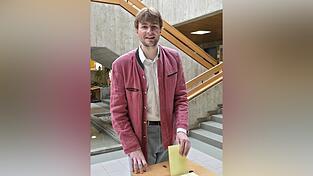 Der 29-jährige Max-Emanuel Montgelas gibt seine Stimme in der Grund- und Mittelschule in Gerzen ab. Der 29-jährige Max-Emanuel Montgelas gibt seine Stimme in der Grund- und Mittelschule in Gerzen ab.