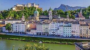 Panoramablick vom Kapuzinerberg auf die Salzburger Altstadt mit dem Dom und der Festung Hohensalzburg. Panoramablick vom Kapuzinerberg auf die Salzburger Altstadt mit dem Dom und der Festung Hohensalzburg.
