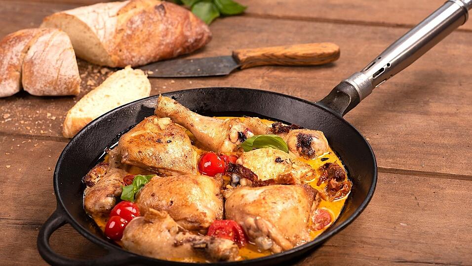 Zum überbackenen Rahm-Hähnchen schmecken alle 'saugenden' Beilagen wie Nudeln, Gnocchi oder gedünsteter Reis. Zum überbackenen Rahm-Hähnchen schmecken alle 'saugenden' Beilagen wie Nudeln, Gnocchi oder gedünsteter Reis.