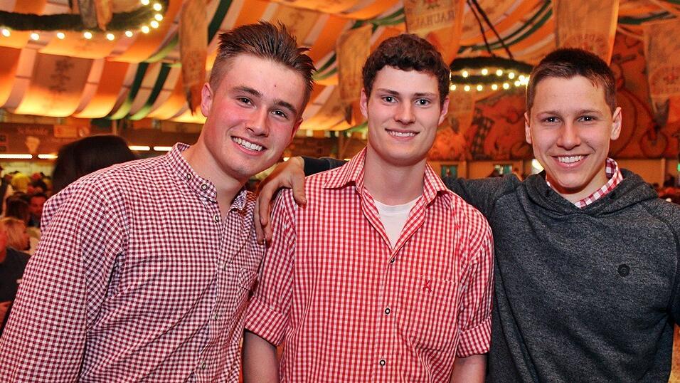 Die Frühjahrsdult 2017 in Landshut neigt sich dem Ende entgegen. Grund genug, noch einmal richtig in den Bierzelten zu feiern - abgerundet vom traditionellen Feuerwerk. Die Frühjahrsdult 2017 in Landshut neigt sich dem Ende entgegen. Grund genug, noch einmal richtig in den Bierzelten zu feiern - abgerundet vom traditionellen Feuerwerk.