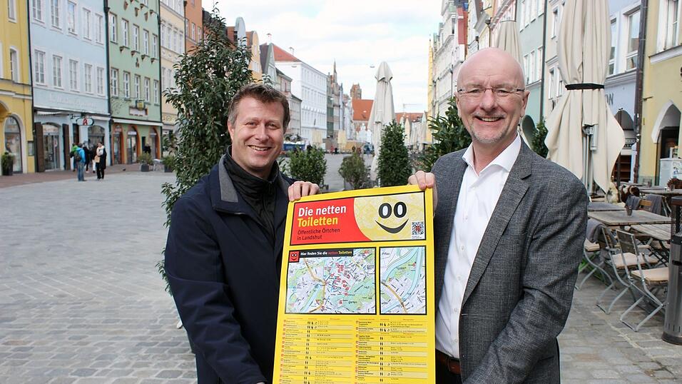 Oberbürgermeister Alexander Putz und Stadtmarketingleiter Michael Bragulla (links) präsentieren das Netz an frei zugänglichen WC-Anlagen in der Innenstadt. Oberbürgermeister Alexander Putz und Stadtmarketingleiter Michael Bragulla (links) präsentieren das Netz an frei zugänglichen WC-Anlagen in der Innenstadt.