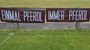 „Einmal Pferdl, immer Pferdl“ lautet das Motto eines Fußballvereins aus dem Landkreis Regensburg. „Einmal Pferdl, immer Pferdl“ lautet das Motto eines Fußballvereins aus dem Landkreis Regensburg.