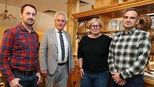 Landrat Helmut Petz (2. v. l.) stellte mit dem Pressestab des Landratsamtes, (v. l.) Robert Stangl, Susanne Zottmann und Tobias Grießer, am Montag in Freising seinen Jahresrückblick 2025 vor. Landrat Helmut Petz (2. v. l.) stellte mit dem Pressestab des Landratsamtes, (v. l.) Robert Stangl, Susanne Zottmann und Tobias Grießer, am Montag in Freising seinen Jahresrückblick 2025 vor.