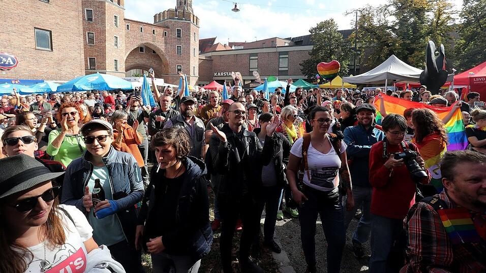 Knapp 2.000 Teilnehmer feierten am Samstag in Landhut den ersten Christopher-Street-Day Niederbayerns. Knapp 2.000 Teilnehmer feierten am Samstag in Landhut den ersten Christopher-Street-Day Niederbayerns.