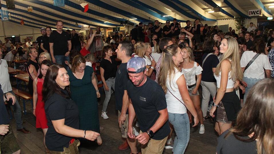Zur Musik von Headless wurde ausgelassen gefeiert. Zur Musik von Headless wurde ausgelassen gefeiert.
