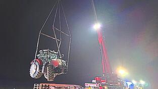 Mit einem Schwerlastkran wurde der Traktor auf einen Tieflader gehoben. Mit einem Schwerlastkran wurde der Traktor auf einen Tieflader gehoben.