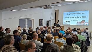 Zahlreiche Bürger waren am Donnerstagabend zur Bürgerversammlung ins neuen Prackenbacher Feuerwehrhaus gekommen. Zahlreiche Bürger waren am Donnerstagabend zur Bürgerversammlung ins neuen Prackenbacher Feuerwehrhaus gekommen.