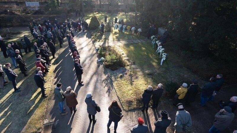 Teilnehmer einer Gedenkveranstaltung auf dem Nordfriedhof in Dresden. Teilnehmer einer Gedenkveranstaltung auf dem Nordfriedhof in Dresden.
