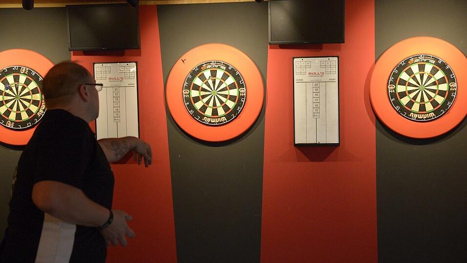 Ruhige Hand, kühler Kopf - beim Darts kommt es nicht nur auf das Werfen an. Ruhige Hand, kühler Kopf - beim Darts kommt es nicht nur auf das Werfen an.