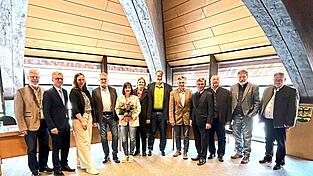 Der Landrat und seine Stellvertreter und Fraktionsführer verabschieden den langjährigen Kämmerer: (v. l.) Stellvertretender Landrat Roman Fischer, Landrat Bernd Sibler, Stefanie Schuster (Nachfolgerin in der Kämmerei), der Mann der Zahlen, Werner Neupert mit seiner Ehefrau, Katrin Ebner-Steiner (AfD), Christian Heilmann-Tröster (Grüne), Dr. Josef Einhellig (Freie Wähler), Bartholomäus Kalb (CSU), stellvertretender Landrat Josef Färber, Bernhard Feuerecker (SPD) und stellvertretender Landrat Eugen Gegenfurtner. Der Landrat und seine Stellvertreter und Fraktionsführer verabschieden den langjährigen Kämmerer: (v. l.) Stellvertretender Landrat Roman Fischer, Landrat Bernd Sibler, Stefanie Schuster (Nachfolgerin in der Kämmerei), der Mann der Zahlen, Werner Neupert mit seiner Ehefrau, Katrin Ebner-Steiner (AfD), Christian Heilmann-Tröster (Grüne), Dr. Josef Einhellig (Freie Wähler), Bartholomäus Kalb (CSU), stellvertretender Landrat Josef Färber, Bernhard Feuerecker (SPD) und stellvertretender Landrat Eugen Gegenfurtner.