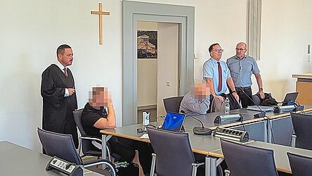 Die zwei Angeklagten (sitzend) bekamen entsprechend ihrem Verhalten unterschiedlich lange Haftstrafen. Die zwei Angeklagten (sitzend) bekamen entsprechend ihrem Verhalten unterschiedlich lange Haftstrafen.