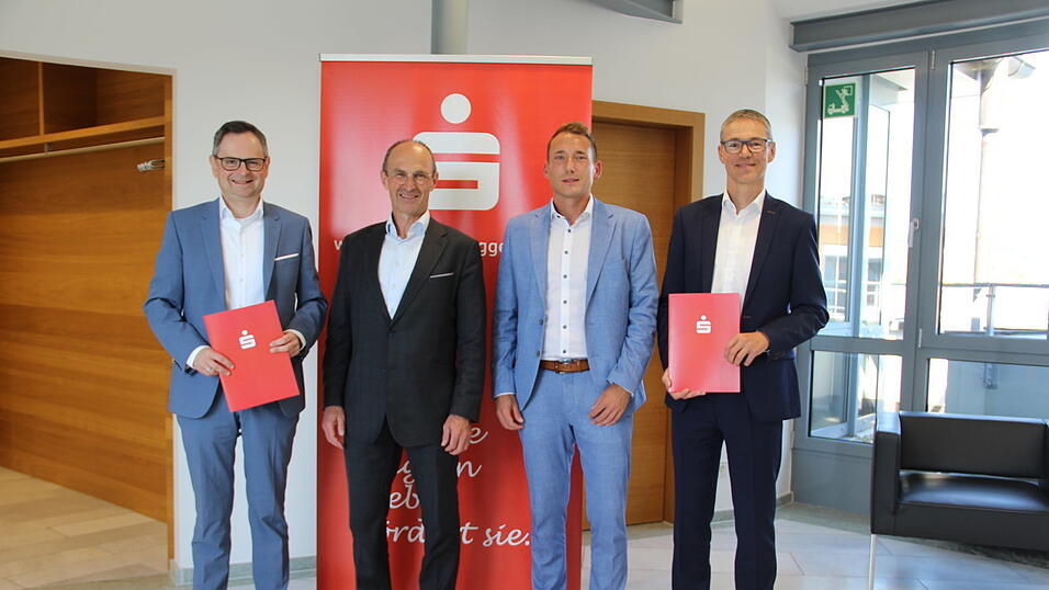 Beim Immobiliengespräch in Deggendorf (v. l.) Stefan Swihota, Vorstandsvorsitzender der Sparkasse Deggendorf, Erwin Bumberger, stellvertretender Vorstandsvorsitzender der LBS Süd, Andreas Veit, Leiter Immobilienberatung bei der Sparkasse Deggendorf und Mario Fuchs, Vorstandsmitglied der Sparkasse Deggendorf. Beim Immobiliengespräch in Deggendorf (v. l.) Stefan Swihota, Vorstandsvorsitzender der Sparkasse Deggendorf, Erwin Bumberger, stellvertretender Vorstandsvorsitzender der LBS Süd, Andreas Veit, Leiter Immobilienberatung bei der Sparkasse Deggendorf und Mario Fuchs, Vorstandsmitglied der Sparkasse Deggendorf.