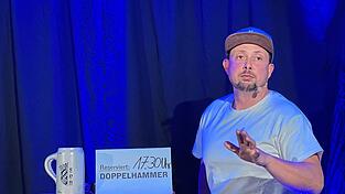 Ab 17.30 Uhr einen Tisch am Gäubodenvolksfest freizuhalten, will gelernt sein. Fonse Doppelhammer erzählte aus seiner Zeit als Bedienung. Ab 17.30 Uhr einen Tisch am Gäubodenvolksfest freizuhalten, will gelernt sein. Fonse Doppelhammer erzählte aus seiner Zeit als Bedienung.