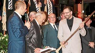 Neben einem Fotoalbum gab es auch ein Schwert mit den Namen aller von ihm ausgebildeten Ritter. Neben einem Fotoalbum gab es auch ein Schwert mit den Namen aller von ihm ausgebildeten Ritter.