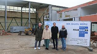 Der Abbruch hat begonnen, bis Mai 2027 entstehen Am Mußkönig im Stadt-Osten neue Märkte für Edeka, Netto und Müller. Über den Abschluss der langwierigen Verhandlungen freuen sich (von links): Investor und Edeka-Kaufmann Daniel Pirzer, Bürgermeisterin Alexandra Riedl, Generalunternehmer Hans Feldbauer und Winfried Maier, Leiter des Stadtbauamtes. Der Abbruch hat begonnen, bis Mai 2027 entstehen Am Mußkönig im Stadt-Osten neue Märkte für Edeka, Netto und Müller. Über den Abschluss der langwierigen Verhandlungen freuen sich (von links): Investor und Edeka-Kaufmann Daniel Pirzer, Bürgermeisterin Alexandra Riedl, Generalunternehmer Hans Feldbauer und Winfried Maier, Leiter des Stadtbauamtes.