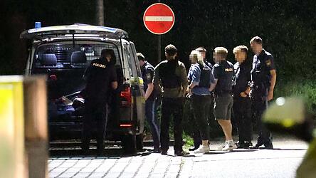Die Polizei musste am Donnerstagabend zu McDonald's in Vilsbiburg ausrücken, weil sich ein Mann mit zwei Messern bewaffnet hatte. Die Polizei musste am Donnerstagabend zu McDonald's in Vilsbiburg ausrücken, weil sich ein Mann mit zwei Messern bewaffnet hatte.