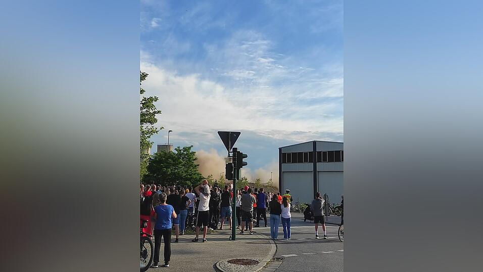 Rumms! Nachdem die Sprengladungen gezündet wurden, legte sich das alte Gebäude um und erzeugte eine große Staubwolke. Rumms! Nachdem die Sprengladungen gezündet wurden, legte sich das alte Gebäude um und erzeugte eine große Staubwolke.