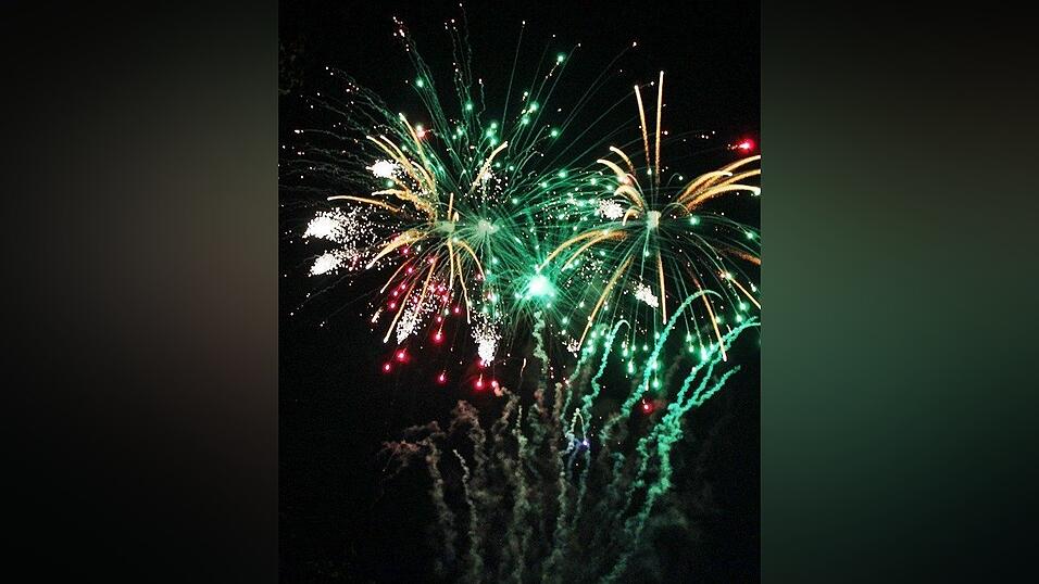 Die Frühjahrsdult 2017 in Landshut neigt sich dem Ende entgegen. Grund genug, noch einmal richtig in den Bierzelten zu feiern - abgerundet vom traditionellen Feuerwerk. Die Frühjahrsdult 2017 in Landshut neigt sich dem Ende entgegen. Grund genug, noch einmal richtig in den Bierzelten zu feiern - abgerundet vom traditionellen Feuerwerk.