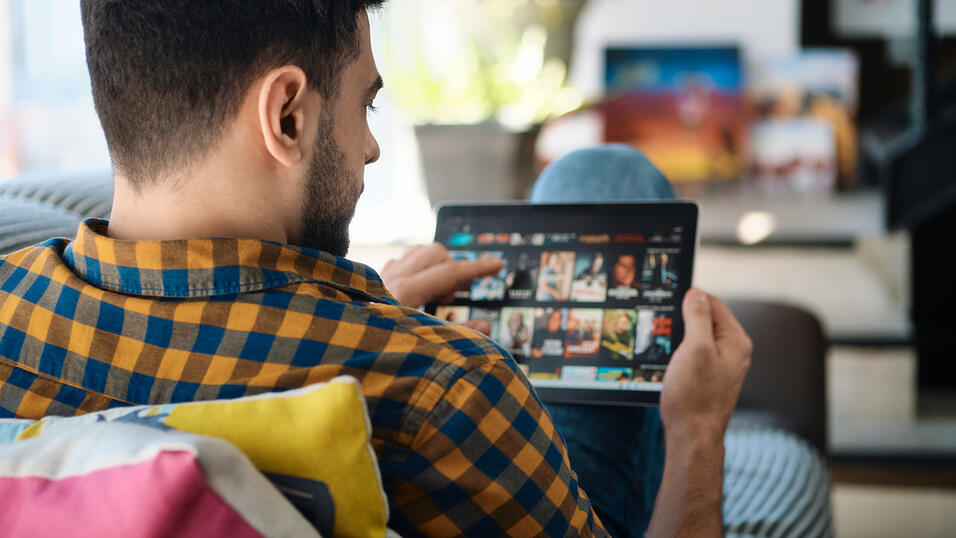 Vater Frank will Sohn Kevin dazu bringen, dass er Geist Ernest nach unten holt, um ein Medium zu erschrecken – ohne zu merken, dass sich Ernest hinter seinem Rücken über ihn lustig macht. Vater Frank will Sohn Kevin dazu bringen, dass er Geist Ernest nach unten holt, um ein Medium zu erschrecken – ohne zu merken, dass sich Ernest hinter seinem Rücken über ihn lustig macht.