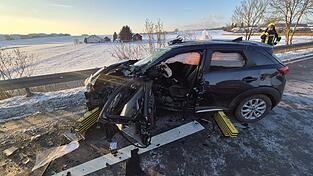 Das Auto kollidierte mit einem Kleinbus. Das Auto kollidierte mit einem Kleinbus.