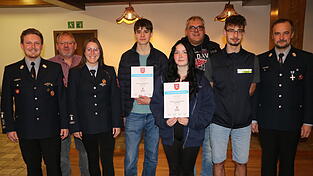 Mit der Bereitschaftsehrennadel wurden Lothar Rauscher und Thomas Drexler ausgezeichnet. Diana Hewelt und Vincent Bummer bekamen das Lehrgangszeugnis für eine modulare Truppausbildung. Mit der Bereitschaftsehrennadel wurden Lothar Rauscher und Thomas Drexler ausgezeichnet. Diana Hewelt und Vincent Bummer bekamen das Lehrgangszeugnis für eine modulare Truppausbildung.