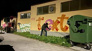 Max trägt dunkle Kleidung, über dem Gesicht eine FFP2-Maske. Er will unerkannt bleiben. Doch im Licht der Straßenlaternen kommt selbst der kleinste Farbklecks auf der buttergelben Wand zum Vorschein. Max trägt dunkle Kleidung, über dem Gesicht eine FFP2-Maske. Er will unerkannt bleiben. Doch im Licht der Straßenlaternen kommt selbst der kleinste Farbklecks auf der buttergelben Wand zum Vorschein.