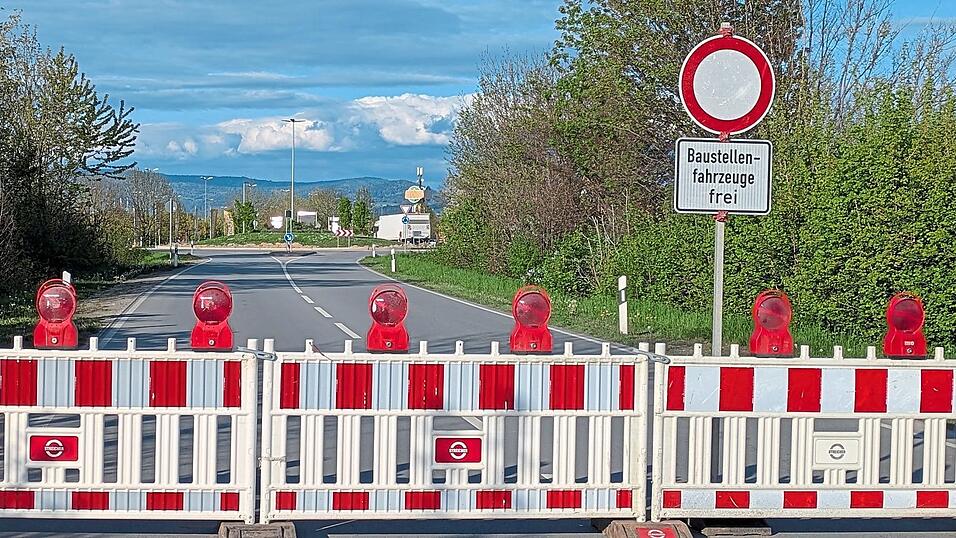 Kein Durchkommen heißt es beim Globus-Kreisel an der Deggendorfer Straßein Plattling Kein Durchkommen heißt es beim Globus-Kreisel an der Deggendorfer Straßein Plattling