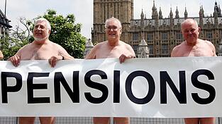 Britische Pensionäre protestierten in der Vergangegnheit mehrfach gegen Rentenreformen durch Regierung. Britische Pensionäre protestierten in der Vergangegnheit mehrfach gegen Rentenreformen durch Regierung.