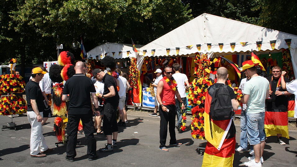 Christian Fertl war am Sonntag auf der Fanmeile in Berlin und erlebte dort das Achtelfinale gegen England auf Großleinwand. Christian Fertl war am Sonntag auf der Fanmeile in Berlin und erlebte dort das Achtelfinale gegen England auf Großleinwand.