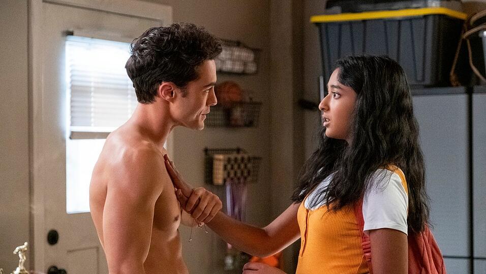 Devi möchte endlich cool sein und hofft deshalb auf Sex mit Paxton, dem beliebtesten Jungen an ihrer High School. Devi möchte endlich cool sein und hofft deshalb auf Sex mit Paxton, dem beliebtesten Jungen an ihrer High School.