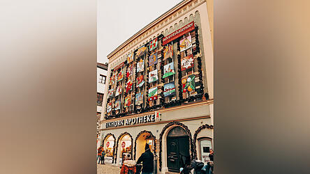 Liebgewordenes Bild in der Vorweihnachtszeit: Der große Adventskalender am Theresienplatz. An der bisherigen Hausfassade kann er nicht mehr sicher befestigt werden. Jetzt soll er versteigert und bis nächstes Jahr eine andere Version gefunden werden. Liebgewordenes Bild in der Vorweihnachtszeit: Der große Adventskalender am Theresienplatz. An der bisherigen Hausfassade kann er nicht mehr sicher befestigt werden. Jetzt soll er versteigert und bis nächstes Jahr eine andere Version gefunden werden.