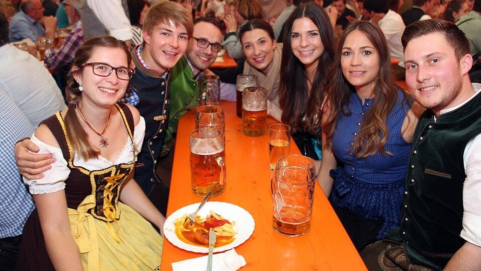 Die Frühjahrsdult 2017 in Landshut neigt sich dem Ende entgegen. Grund genug, noch einmal richtig in den Bierzelten zu feiern - abgerundet vom traditionellen Feuerwerk. Die Frühjahrsdult 2017 in Landshut neigt sich dem Ende entgegen. Grund genug, noch einmal richtig in den Bierzelten zu feiern - abgerundet vom traditionellen Feuerwerk.