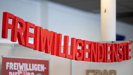 Viele junge Menschen kommen durch das FSJ zum ersten Mal mit dem Beruf in Kontakt. Viele junge Menschen kommen durch das FSJ zum ersten Mal mit dem Beruf in Kontakt.