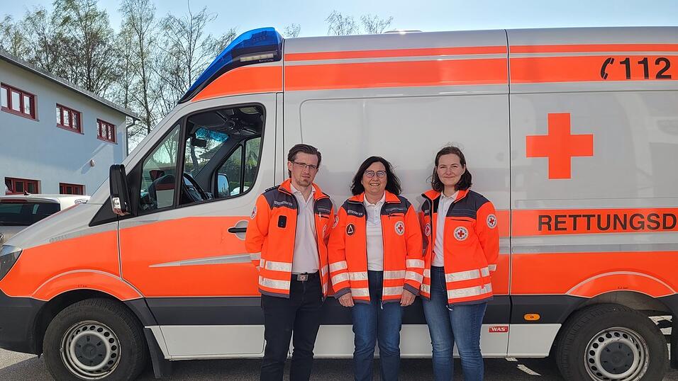 Packen in Zukunft gemeinsam an (v. l.): der örtliche BRK-Bereitschaftsleiter Lorenzo Schröer, die stellvertretende Fachdienstverantwortliche Ulrike Hase und Kassiererin Stefanie Schmid. Packen in Zukunft gemeinsam an (v. l.): der örtliche BRK-Bereitschaftsleiter Lorenzo Schröer, die stellvertretende Fachdienstverantwortliche Ulrike Hase und Kassiererin Stefanie Schmid.