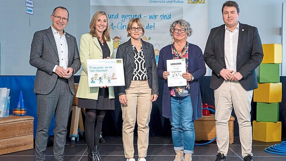 Die Urkunde und das Schild 'Sport-Grundschule' nahmen die beiden Sportlehrkräfte der Grundschule am Regen Miltach, Karin Daubner und Birgit Holzapfel, von Kultusministerin Anna Stolz am 27. Januar in Nürnberg entgegen. Die Urkunde und das Schild 'Sport-Grundschule' nahmen die beiden Sportlehrkräfte der Grundschule am Regen Miltach, Karin Daubner und Birgit Holzapfel, von Kultusministerin Anna Stolz am 27. Januar in Nürnberg entgegen.