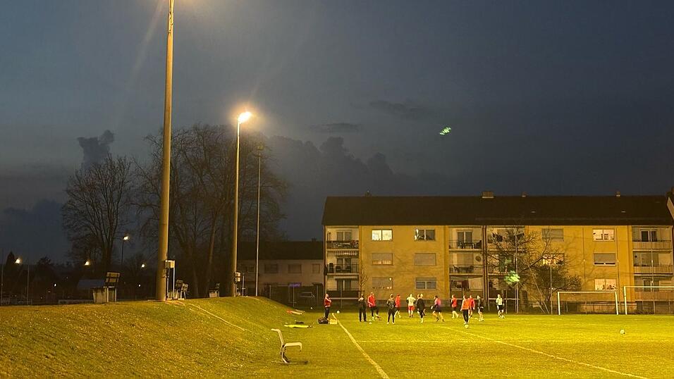 In den Herbst- und Wintermonaten oft schon ab 17 Uhr notwendig: Training unter Flutlicht. Im Dunkeln kann schließlich nicht gespielt werden. Die Fußballsaison im Herren- und Jugendbereich läuft aber oft bis tief in den November – und die Wintervorbereitung startet spätestens Anfang Februar. In den Herbst- und Wintermonaten oft schon ab 17 Uhr notwendig: Training unter Flutlicht. Im Dunkeln kann schließlich nicht gespielt werden. Die Fußballsaison im Herren- und Jugendbereich läuft aber oft bis tief in den November – und die Wintervorbereitung startet spätestens Anfang Februar.