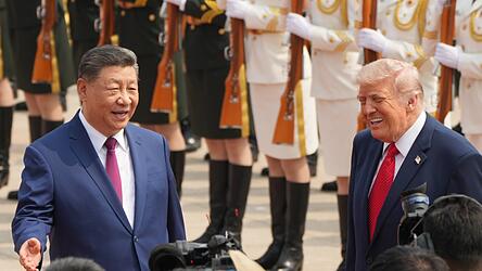 Chinas Präsident Xi Jinping und US-Präsident Donald Trump haben eine Annäherung angedeutet, die für Europa gefährlich werden kann. Chinas Präsident Xi Jinping und US-Präsident Donald Trump haben eine Annäherung angedeutet, die für Europa gefährlich werden kann.