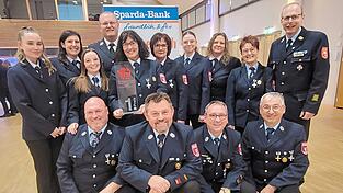 Die Feuerwehr Demling holte sich den ersten Platz beim Ostbayerischen Feuerwehrpreis. Lisa Henseleit (Dritte von links) stellte dafür eine 25-seitige Bewerbung zusammen. Die Feuerwehr Demling holte sich den ersten Platz beim Ostbayerischen Feuerwehrpreis. Lisa Henseleit (Dritte von links) stellte dafür eine 25-seitige Bewerbung zusammen.