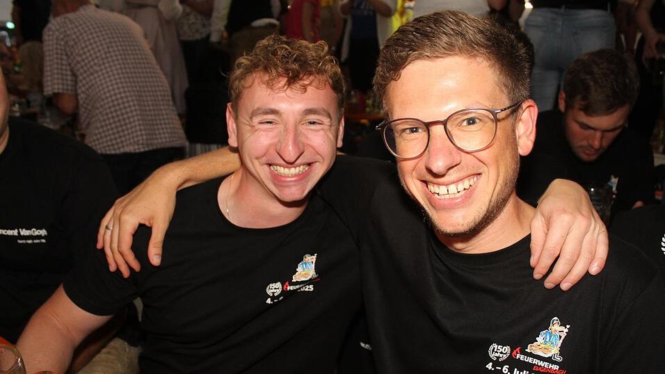 Zur Musik von Headless wurde ausgelassen gefeiert. Zur Musik von Headless wurde ausgelassen gefeiert.