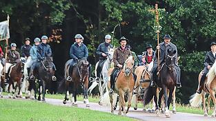 Der Wallfahrertross wird traditionell vom Kreuzträger angeführt. Der Wallfahrertross wird traditionell vom Kreuzträger angeführt.