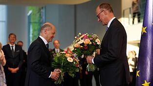 Das Kanzleramt hat SPD-Mann Scholz an seinen CDU-Nachfolger Merz übergeben - einfacher Abgeordneter bleibt er. (Archivbild) Das Kanzleramt hat SPD-Mann Scholz an seinen CDU-Nachfolger Merz übergeben - einfacher Abgeordneter bleibt er. (Archivbild)