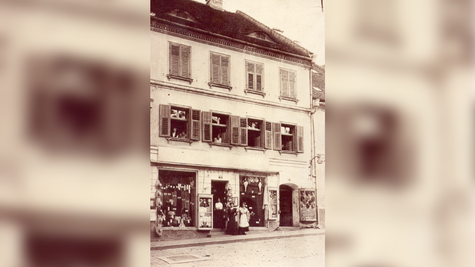 Das gesuchte Gebäude, fotografiert in den 1920er-Jahren. Das gesuchte Gebäude, fotografiert in den 1920er-Jahren.