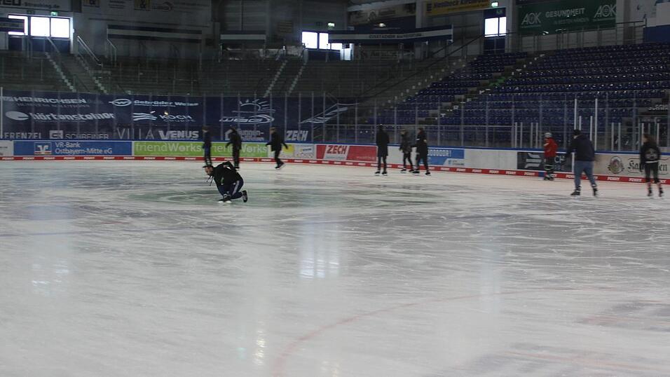 Michael Hermann übt auf der Mitte der Fläche seinen Breakdance-Eislauf. Michael Hermann übt auf der Mitte der Fläche seinen Breakdance-Eislauf.