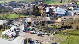 340 Kubikmeter Beton und zig Tonnen Stahl wurden in den 40 Meter langen Brücken-Überbau verbaut. 340 Kubikmeter Beton und zig Tonnen Stahl wurden in den 40 Meter langen Brücken-Überbau verbaut.