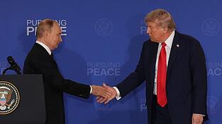 Putin (l) und Trump sehen den US-Plan an Grundlage für ein Ende des Ukraine-Kriegs. (Archivbild) Putin (l) und Trump sehen den US-Plan an Grundlage für ein Ende des Ukraine-Kriegs. (Archivbild)
