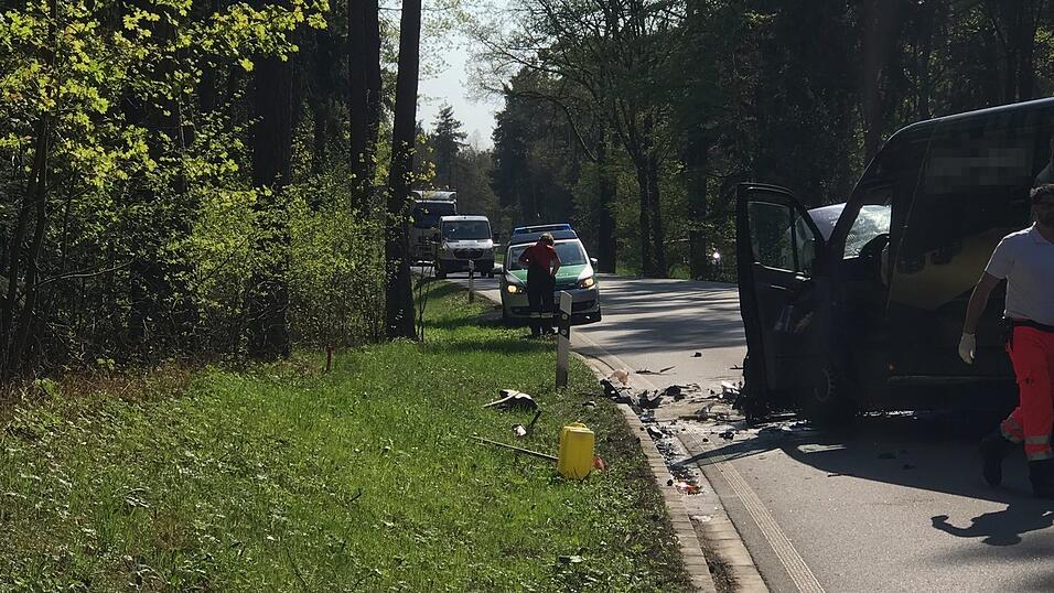 Die Fahrzeuge krachten wohl frontal ineinander. Die Fahrzeuge krachten wohl frontal ineinander.